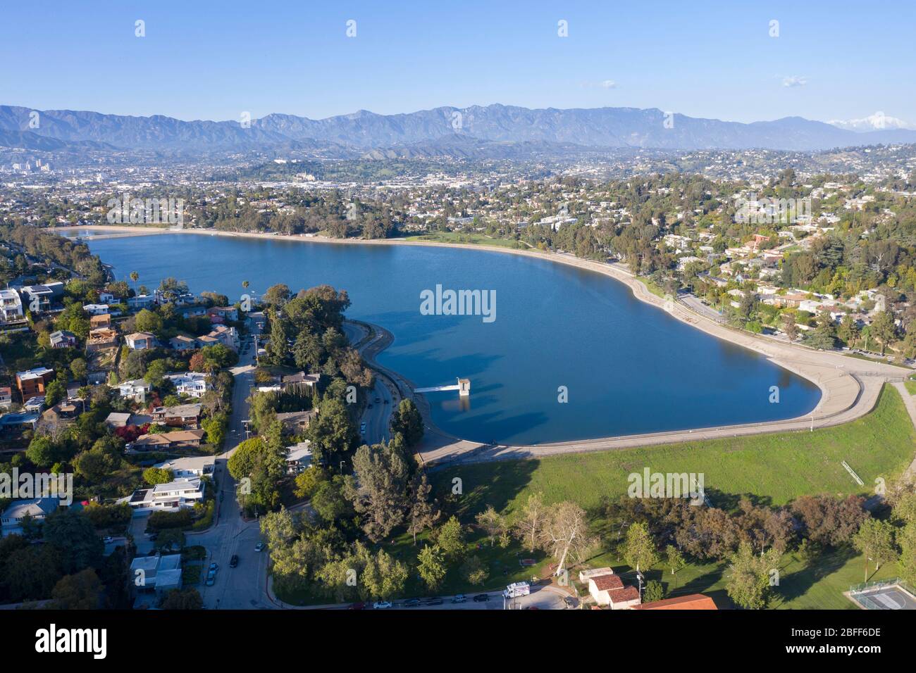 Luftaufnahme über dem Silver Lake Reservoir in Los Angeles, Kalifornien an einem sonnigen Tag Stockfoto