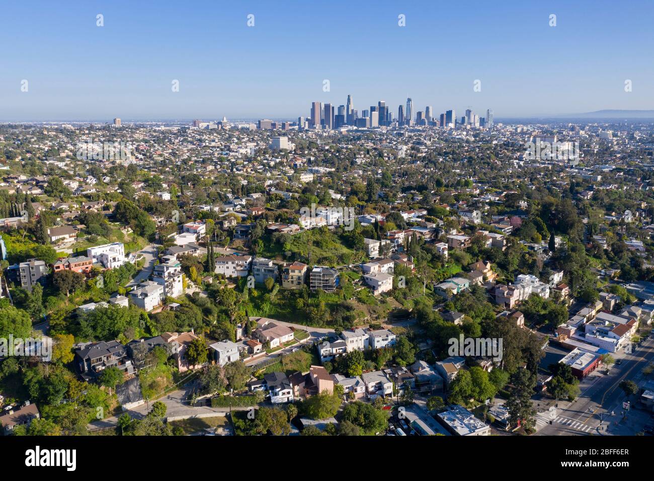 Luftaufnahmen über dem Silver Lake Viertel mit Blick auf die Downtown Skyline von Los Angeles an einem klaren blauen Himmel Stockfoto