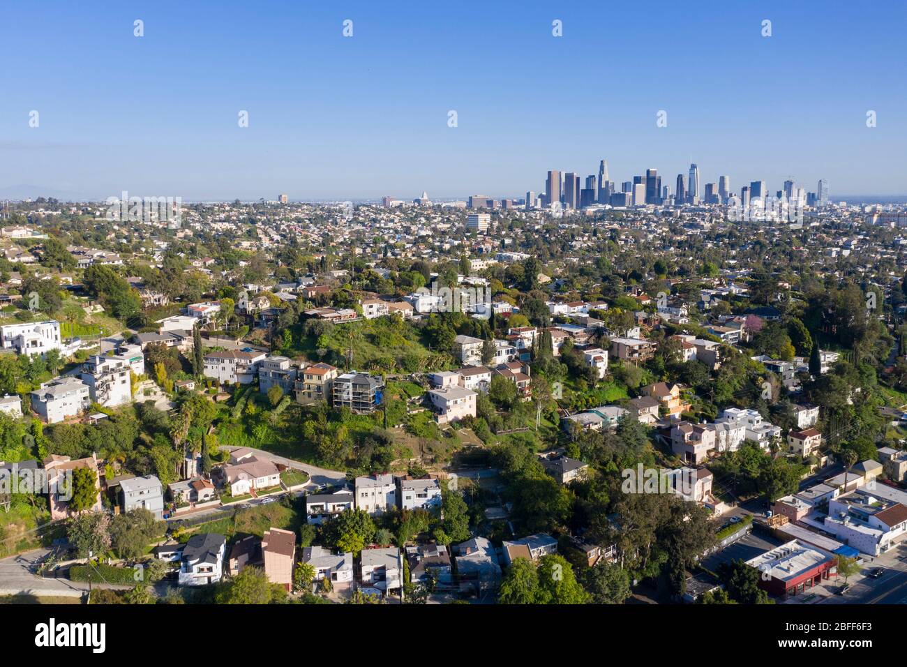 Luftaufnahmen über dem Silver Lake Viertel mit Blick auf die Downtown Skyline von Los Angeles an einem klaren blauen Himmel Stockfoto