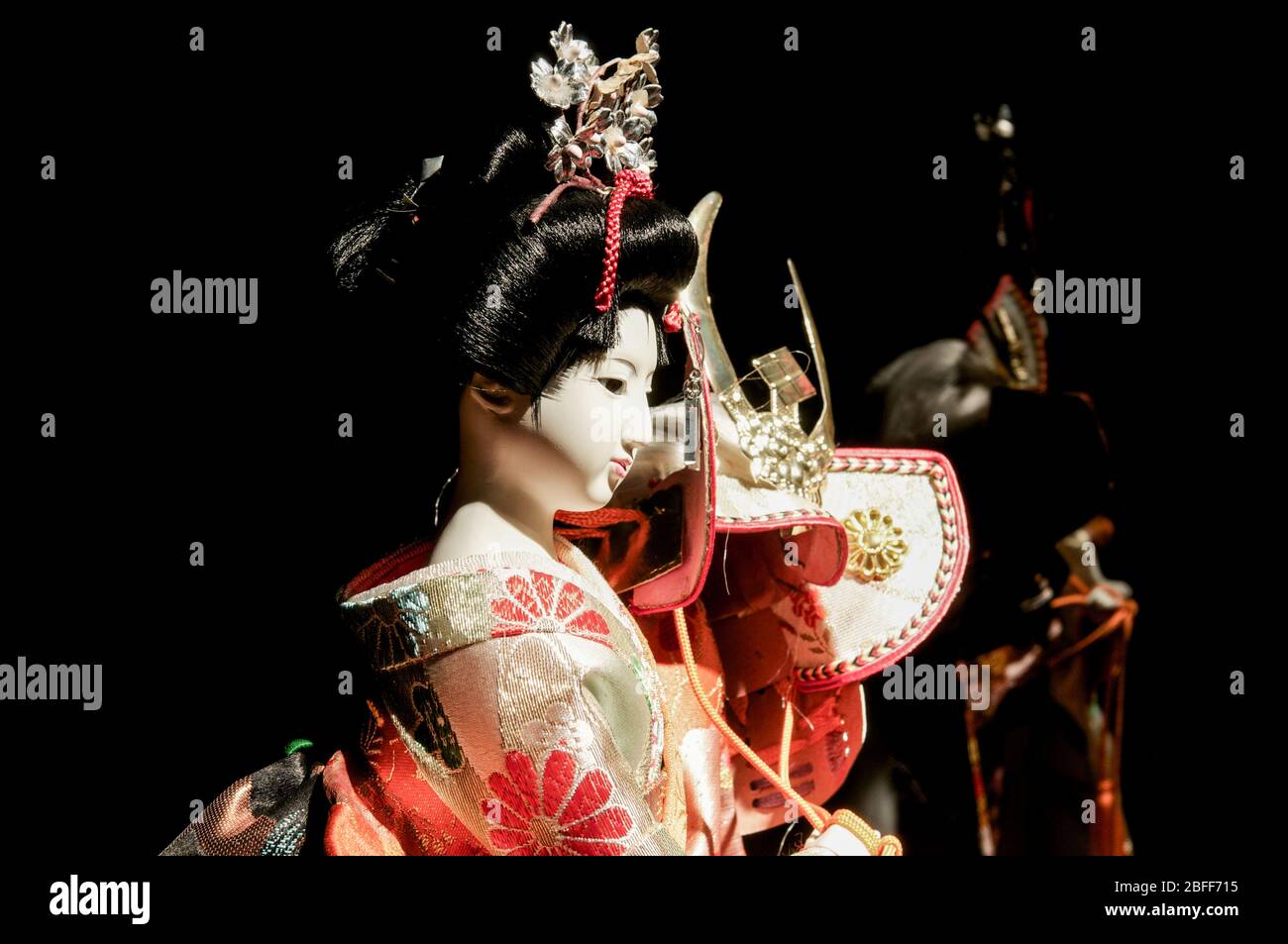 Eine japanische Ningyo-Puppe, ausgestellt in einem traditionellen Kostüm Stockfoto