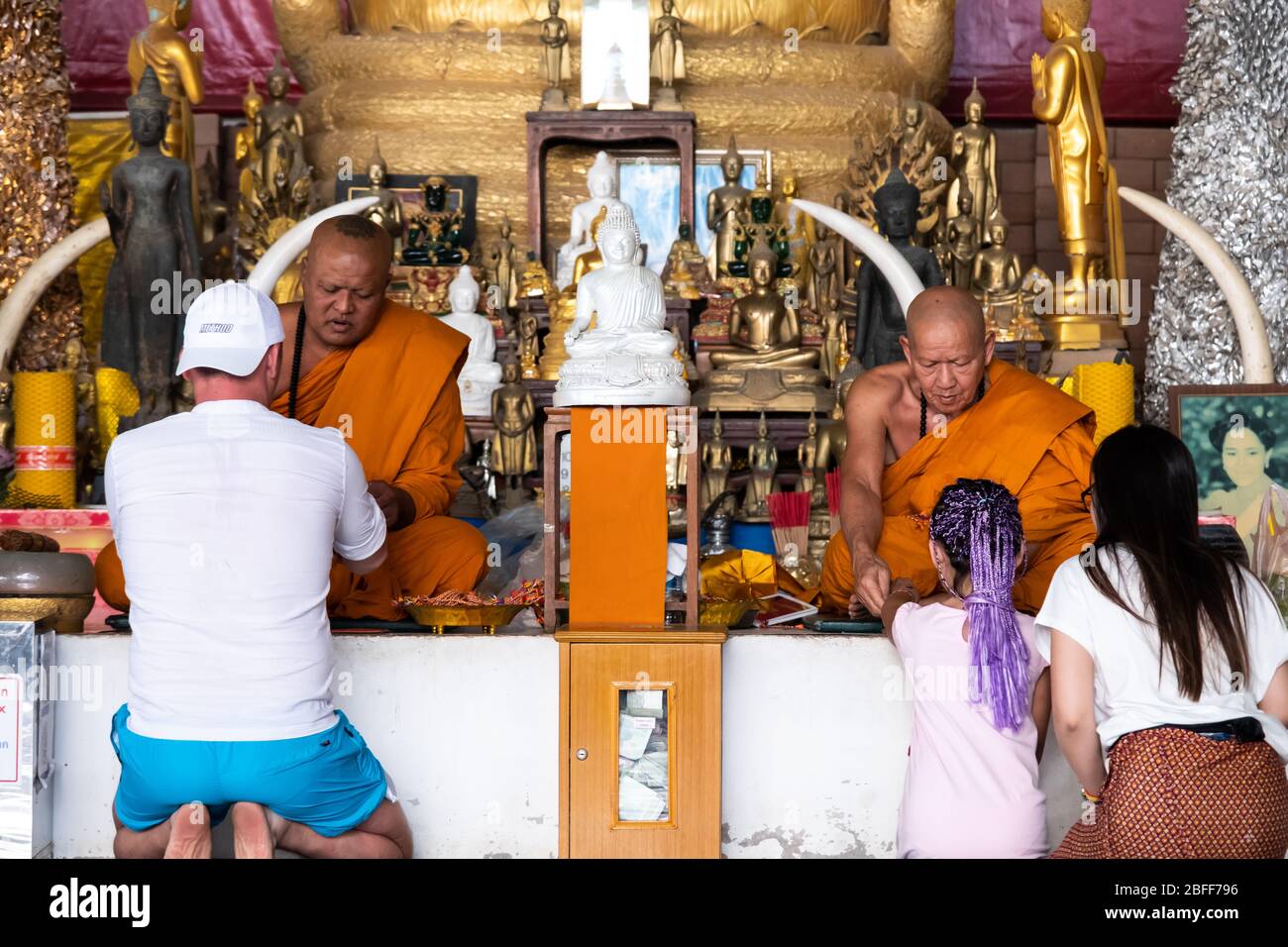 Großer Buddha Tempel, Phuket / Thailand - 19. Januar 2020: Zwei buddhistische Mönche weihen sich den Menschen Stockfoto