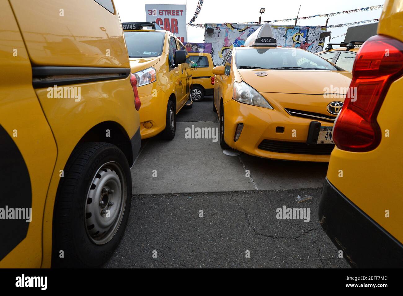 New York City, USA. März 2020. Eine Flotte von Taxis sitzt auf einem Parkplatz für Waschanlagen, da die Nachfrage und das Fahrschiff nicht mehr verfügbar sind, Queens, NY, 18. März 2020. Die Taxiindustrie in New York City berichtet, dass das Fahrgeschäft um fast 70 % zurückgegangen ist und dass Taxiunternehmen nicht genügend Fahrer für ihre Flotten finden, einige davon leer sitzen, berichtet 17. April 2020. (Anthony Behar/Sipa USA) Credit: SIPA USA/Alamy Live News Stockfoto