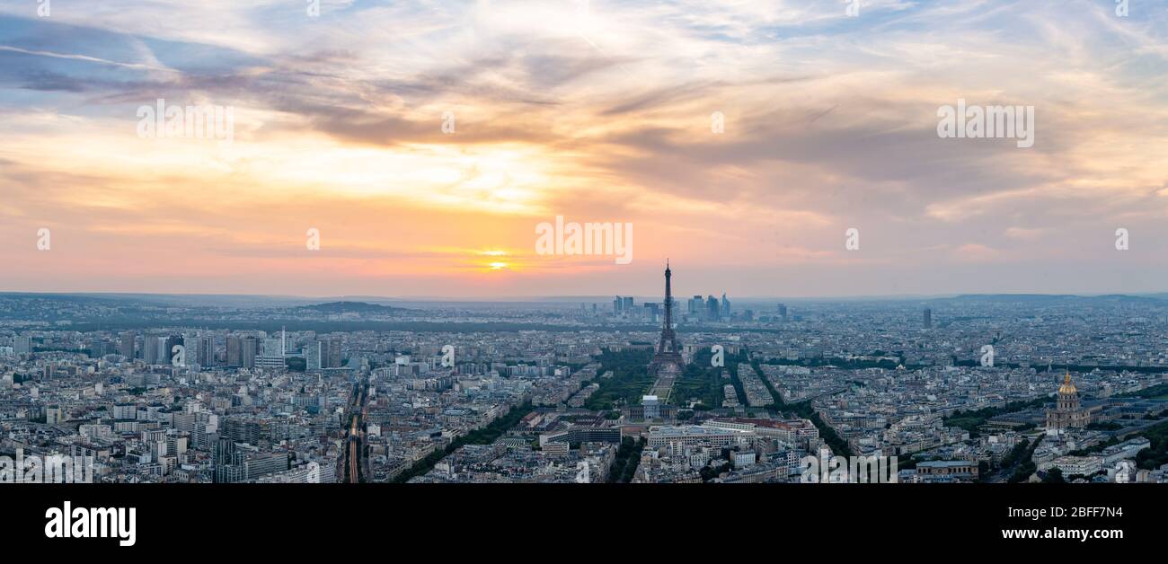 Panoramablick auf den Eiffelturm und den Teil des Eiffelturm bei Sonnenuntergang, vom Tour Montparnasse, Paris aus gesehen Stockfoto