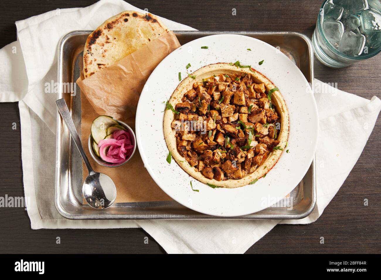 Ein herzhaftes und köstliches mediterranes Gericht mit Huhn und Hummus Stockfoto
