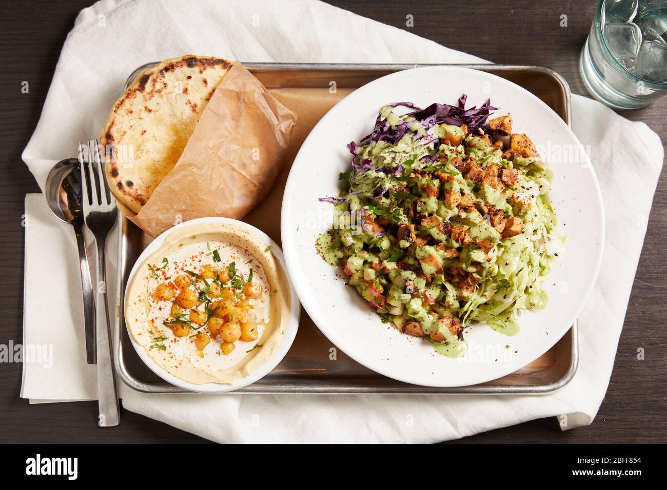 Ein gesunder und köstlicher Twist auf einem mediterranen Hühnersalat Stockfoto