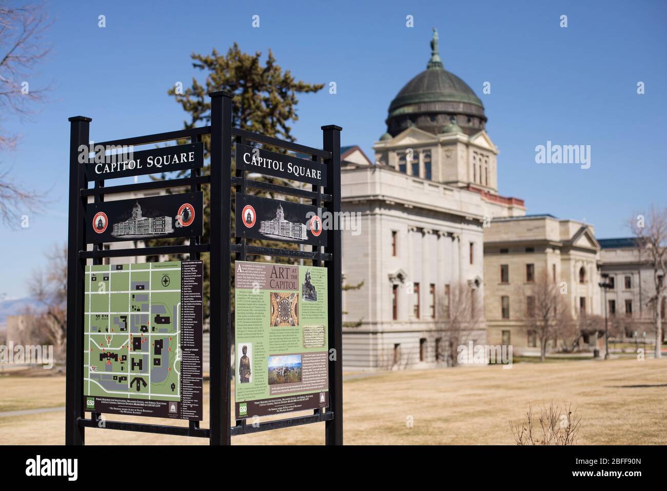 Helena, Montana - 8. April 2020: Karte und Wegweiser zum Kapitol von Montana. Stockfoto