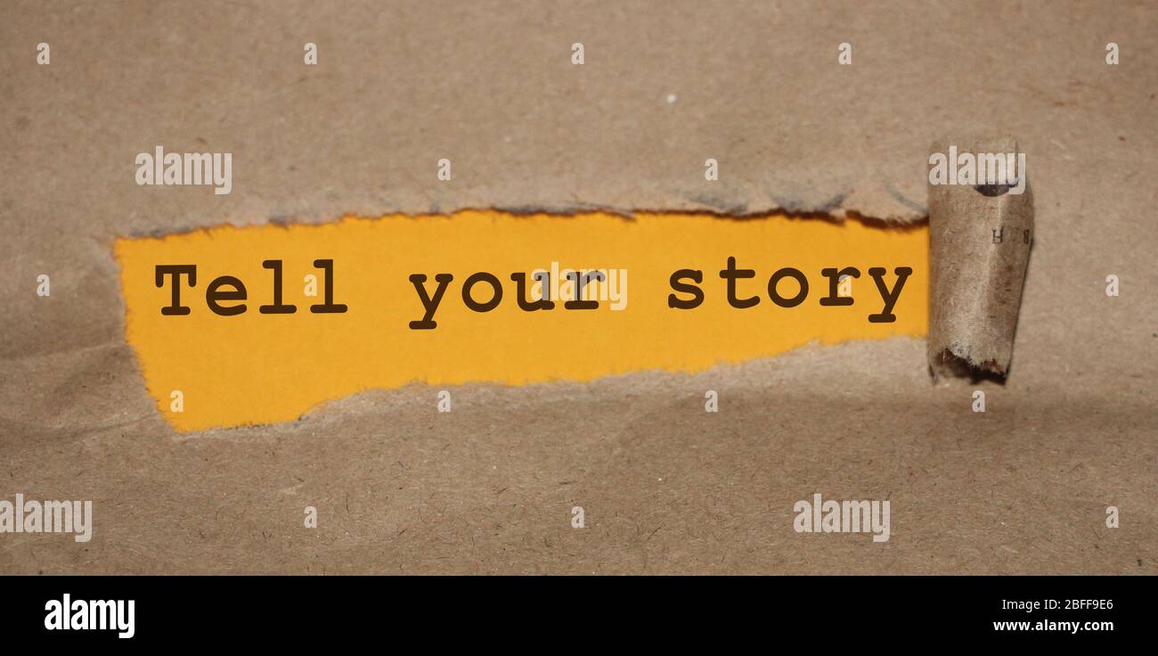 Erzählen Sie Ihre Geschichte Text unter zerrissenen Papier. Storytelling Marketing Business Promotion Konzept Stockfoto
