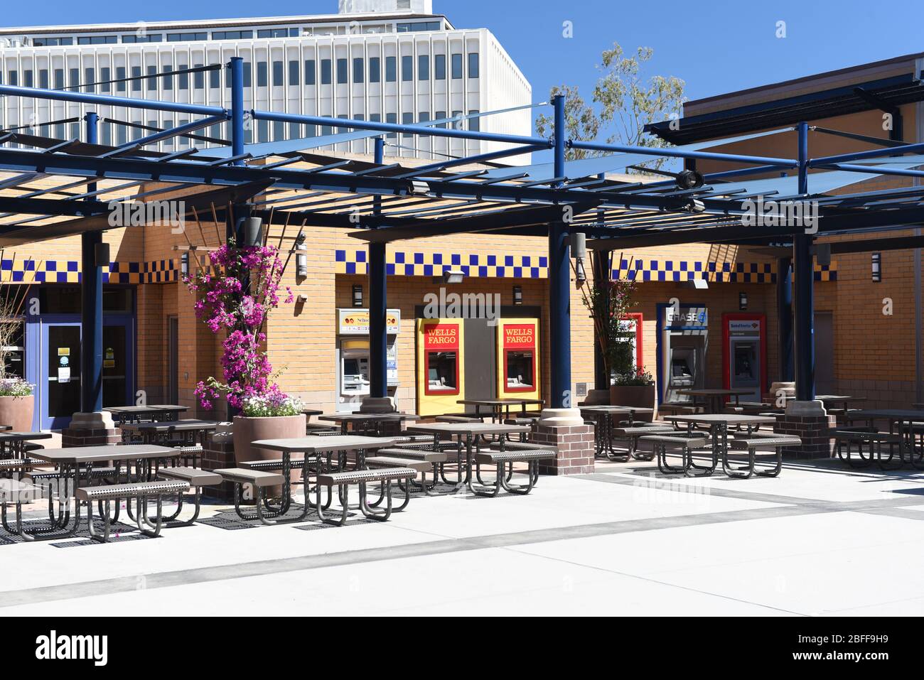 IRVINE, KALIFORNIEN - 16. APRIL 2020: Geldautomaten am East Food Court auf dem Campus der University of California Irvine, UCI. Stockfoto