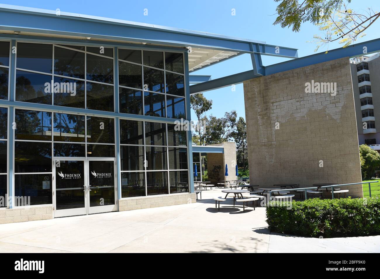 IRVINE, KALIFORNIEN - 16. APRIL 2020: Das Phoenix Food Court auf dem Campus der University of California Irvine, UCI. Stockfoto