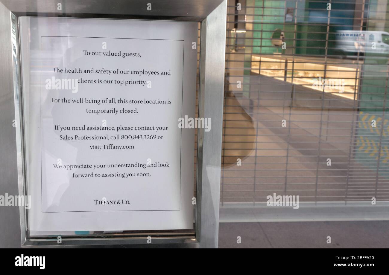 Tiffany und Co auf der Fifth Ave. Schild, das besagt, dass es wegen des Coronavirus oder Covid-19 Pandemie geschlossen ist. Im Hintergrund sieht man das schwach beleuchtete Innere Stockfoto