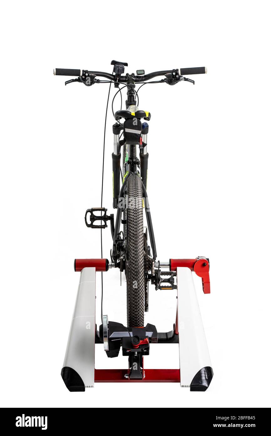 Fahrrad auf Roller zu Hause isoliert auf weißem Hintergrund. Trainingsrad zu Hause Stockfoto