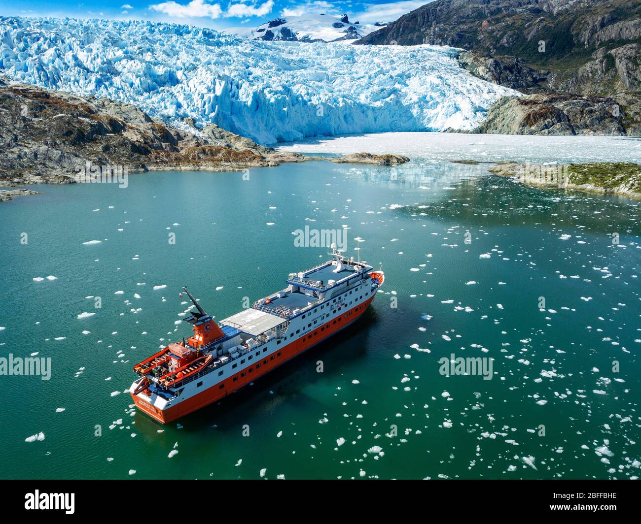 Luftaufnahme des El Brujo Gletschers am Rand des Sarmiento Kanals im Bernardo O'Higgins Nationalpark in Patagonien Chile Fjorde in der Nähe von Puerto Natale Stockfoto