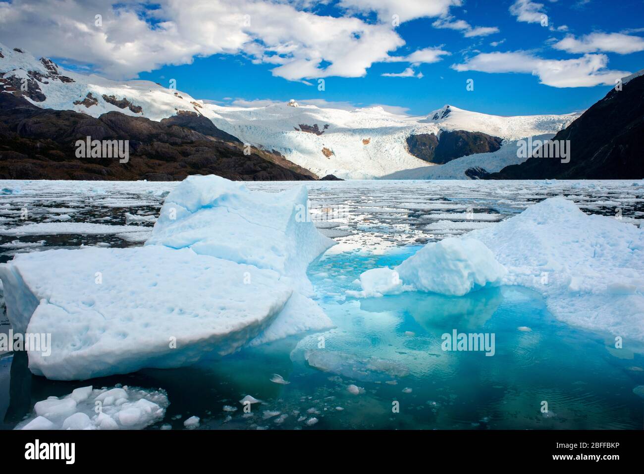 Gletscher Fernando in Fjord Calvo am Rande des Sarmiento-Kanals im Nationalpark Bernardo O'Higgins in Patagonien Chile Fjorde in der Nähe von Puerto Natales Stockfoto