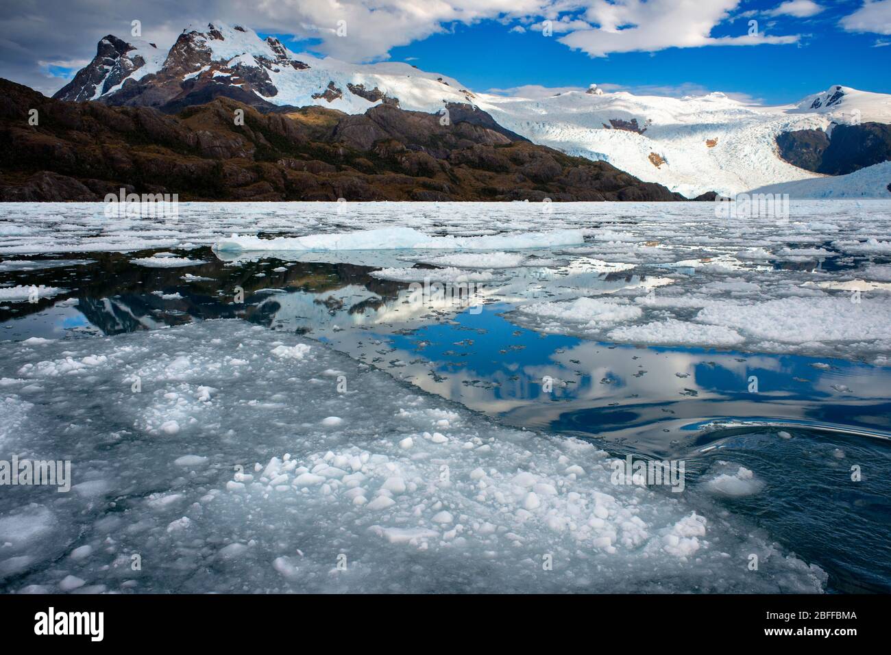 Gletscher Fernando in Fjord Calvo am Rande des Sarmiento-Kanals im Nationalpark Bernardo O'Higgins in Patagonien Chile Fjorde in der Nähe von Puerto Natales Stockfoto