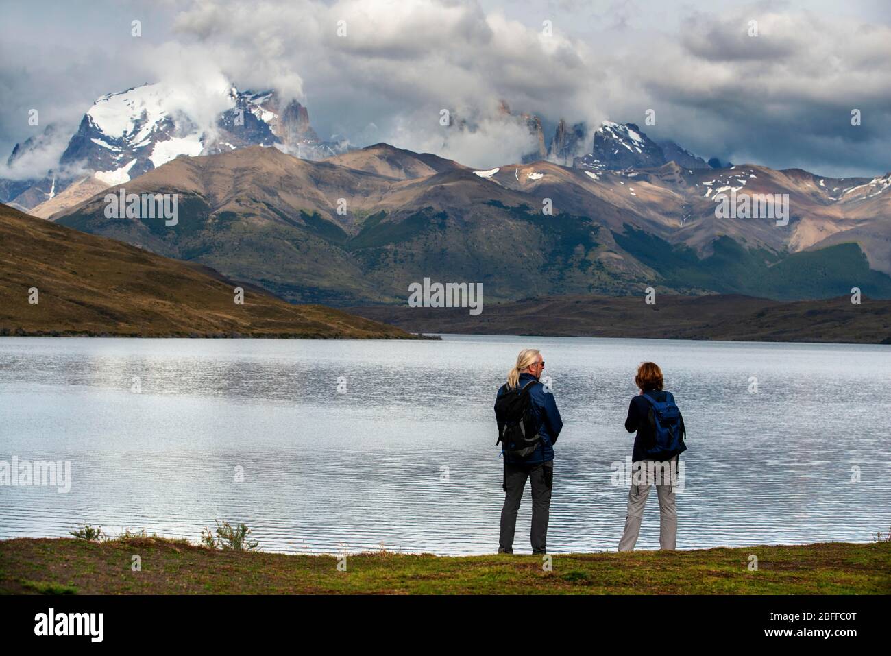 Touristen am Pehoe See im Torres del Paine Nationalpark Puerto Natales, Ultima Esperanza Provinz, Patagonien, Chile. Stockfoto