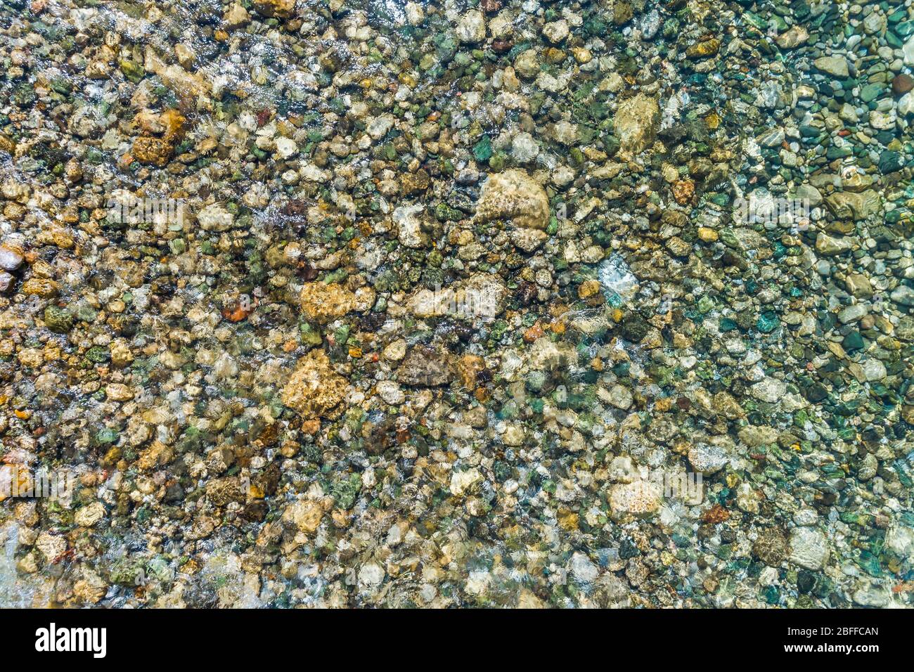 Flug über den Fluss mit klarem Wasser, das entlang des steinigen Bodens fließt. Montenegro. Stockfoto