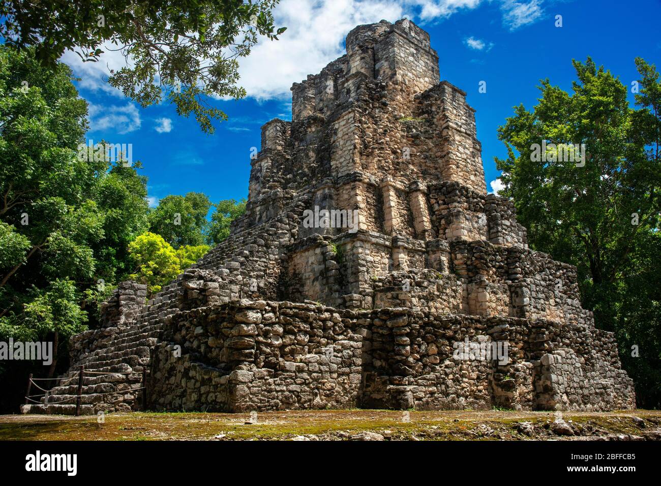 Estructura 8I-13 El Castillo in Chunyaxche Muyil Maya Ruinen, Regenwald in der Nähe von Tulum, Yucatan Halbinsel, Quintana Roo, Mexiko Stockfoto