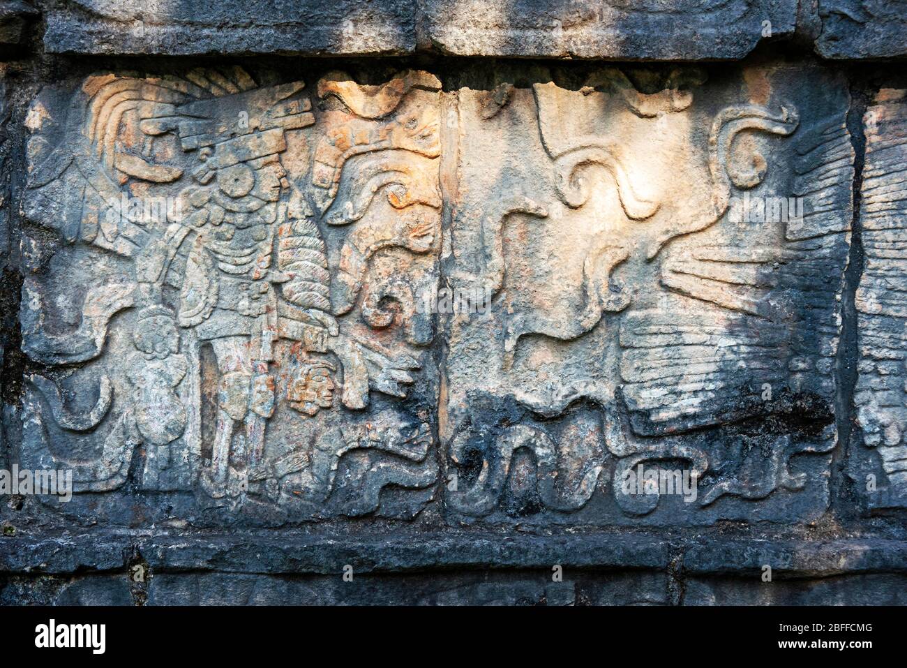 Maya-Petroglyphe Detail der Maya-Krieger in Chichen Itza Archäologische Stätte in Yucatan Halbinsel, Quintana Roo, Karibische Küste, Mexiko Stockfoto