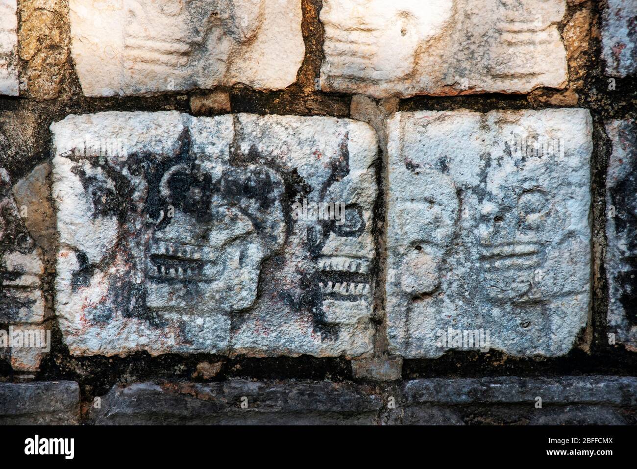 Ein Schnitzwerk eines Schädels schmücken ein Gebäude in der Maya-Stadt Chichen Itza Archäologische Stätte in Yucatan Halbinsel, Quintana Roo, Karibik Küste, ME Stockfoto