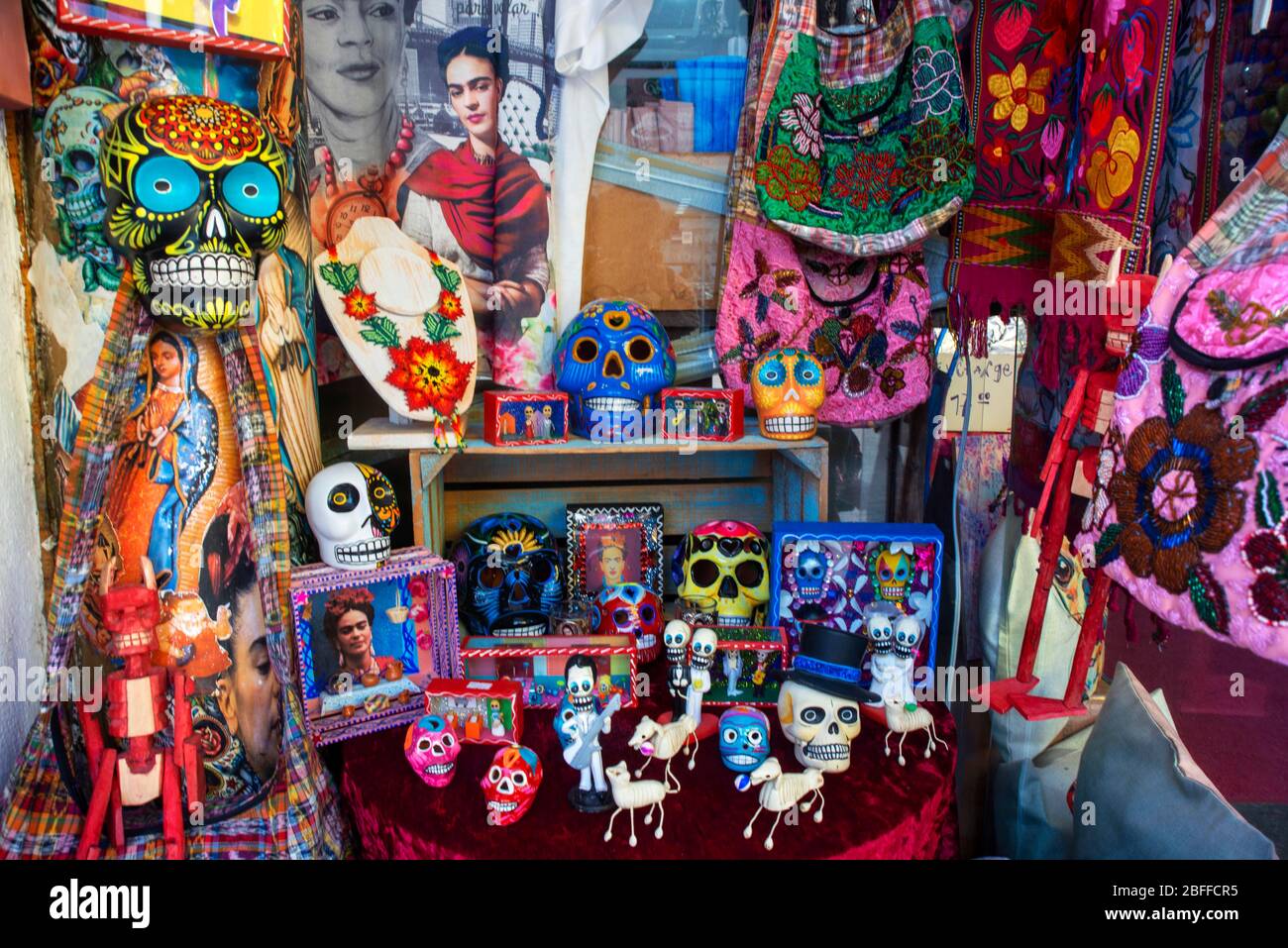 Bunte mexikanische Keramik Totenköpfe oder calaveras und Frida Kahlo Souvenirs in Playa del Carmen, Riviera Maya, Quintana Roo, Mexiko Stockfoto
