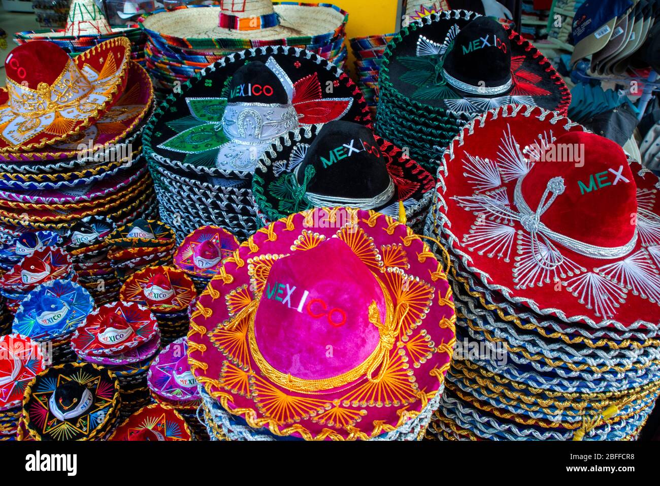 Mexikanische Hüte Souvenirs in einem Geschäft in der 5th Avenue in Playa del Carmen, Riviera Maya, Quintana Roo, Mexiko. Stockfoto