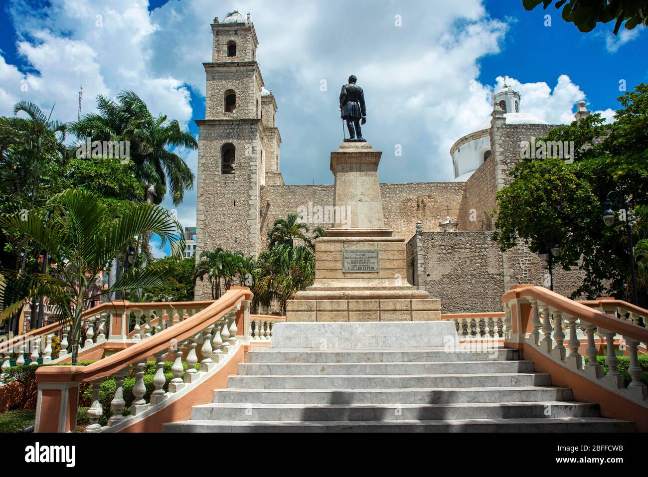 Der Parque Hidalgo und Statue von Manuel Cepeda Peraza und die Kathedrale San Ildefonso in Mérida, der Hauptstadt und größten Stadt im Yucatan Staat und Stockfoto
