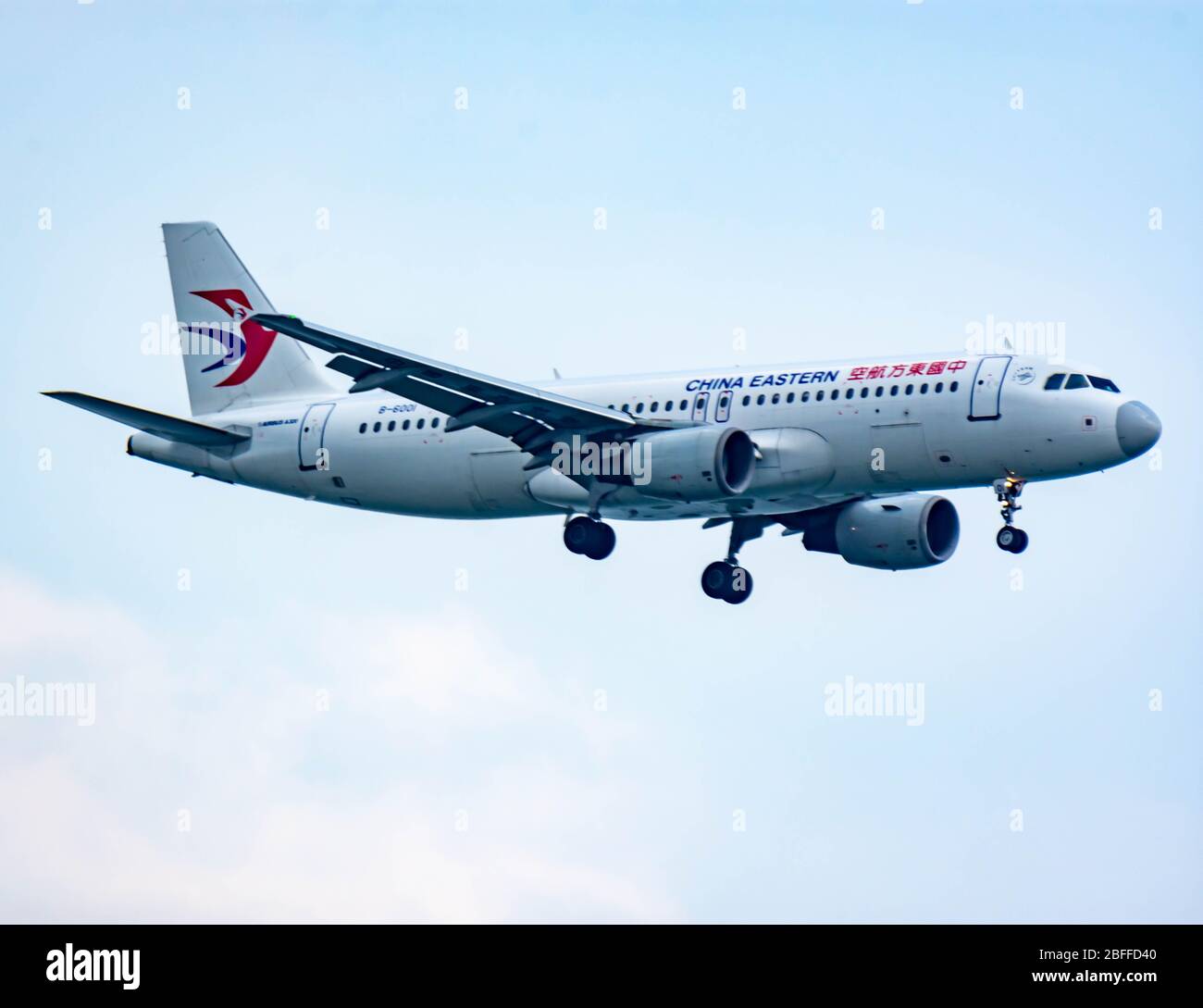 FLUGZEUG DER CHINESISCHEN EASTERN-FLUGGESELLSCHAFT bei der Landung am Changi International Airport, Singapur, 30. März 2020 Stockfoto
