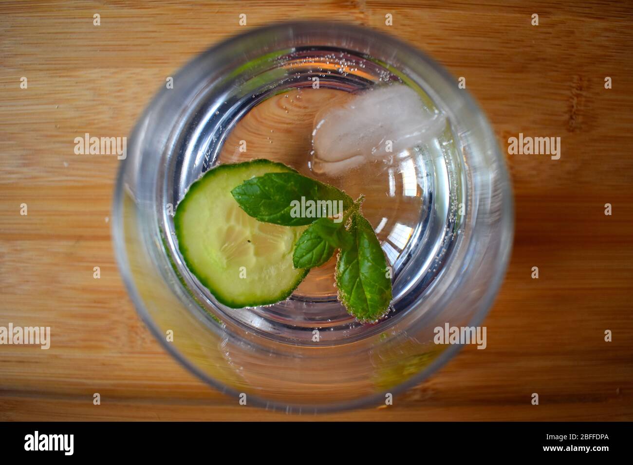 Ein klassischer Gin Tonic ist hell und pikante Aromen springen aus dem Glas, um Ihre Sinne zu treffen lebendige Aromen, die von leichten bittersüßen Mischern ausgeglichen werden Stockfoto