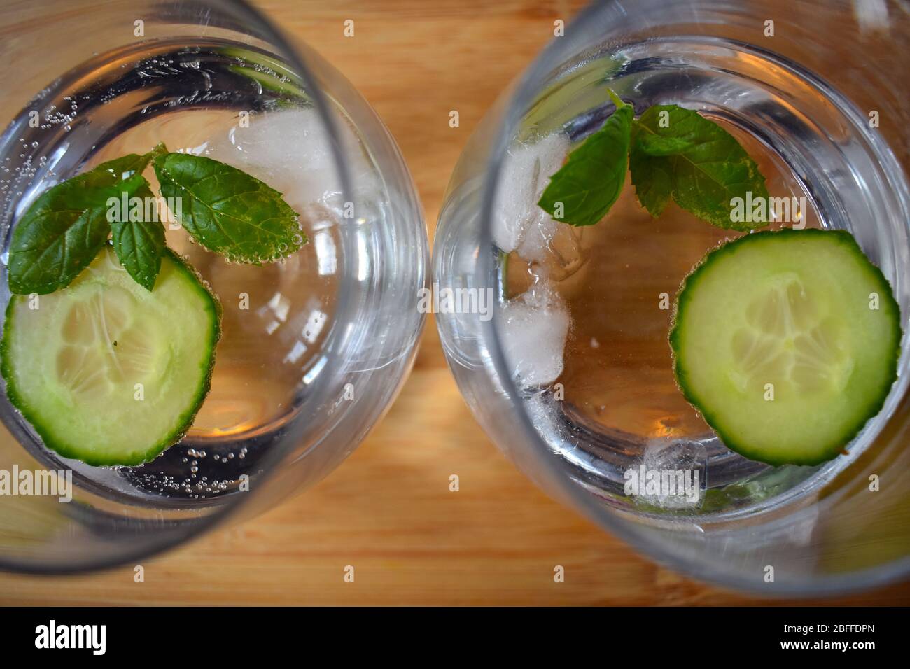 Minze und Gurke alkoholische Getränke Highball-Cocktail mit Gin und Tonic Wasser über Eis gegossen das Verhältnis von Geist zu Soda variiert je nach Geschmacksstärke Stockfoto