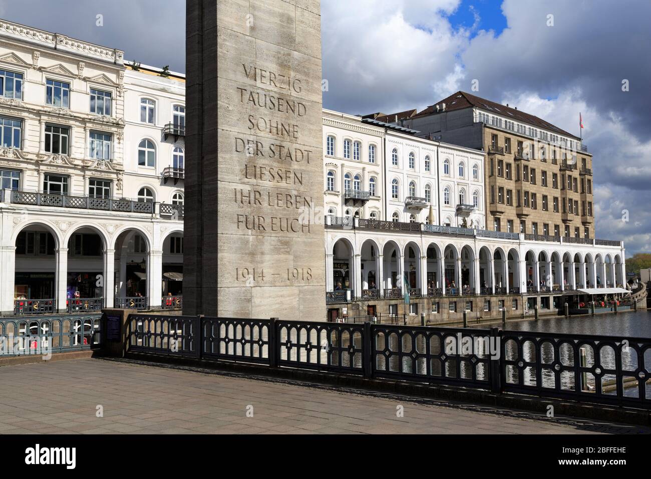 Gedenkstätte Für Kriegsopfer & Alsterarkaden, Rathausplatz, Hamburg, Deutschland, Europa Stockfoto