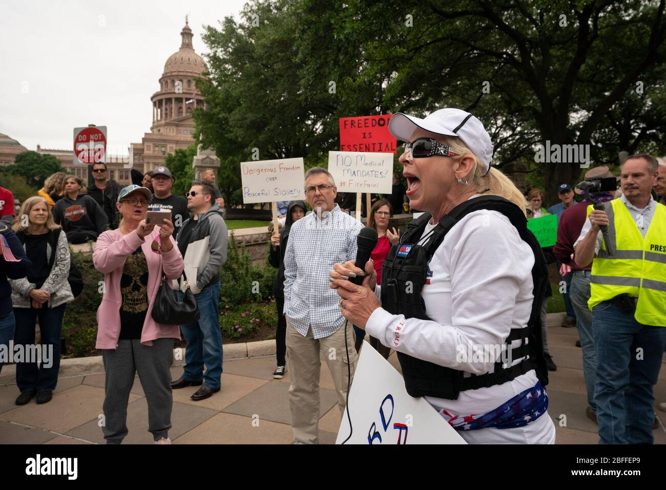 Einige hundert Texaner verachten die sozialen Distanzierungsrichtlinien im Texas Capitol während einer Rallye "You Can't Close America", die von der alt-Right-Website Infowars gefördert wird. Die Teilnehmer protestierten gegen die Regierungspolitik, die darauf abzielte, die Verbreitung des Coronavirus als übermäßig restriktiv und als Verletzung der verfassungsmäßigen Rechte der Amerikaner zu verlangsamen. Stockfoto