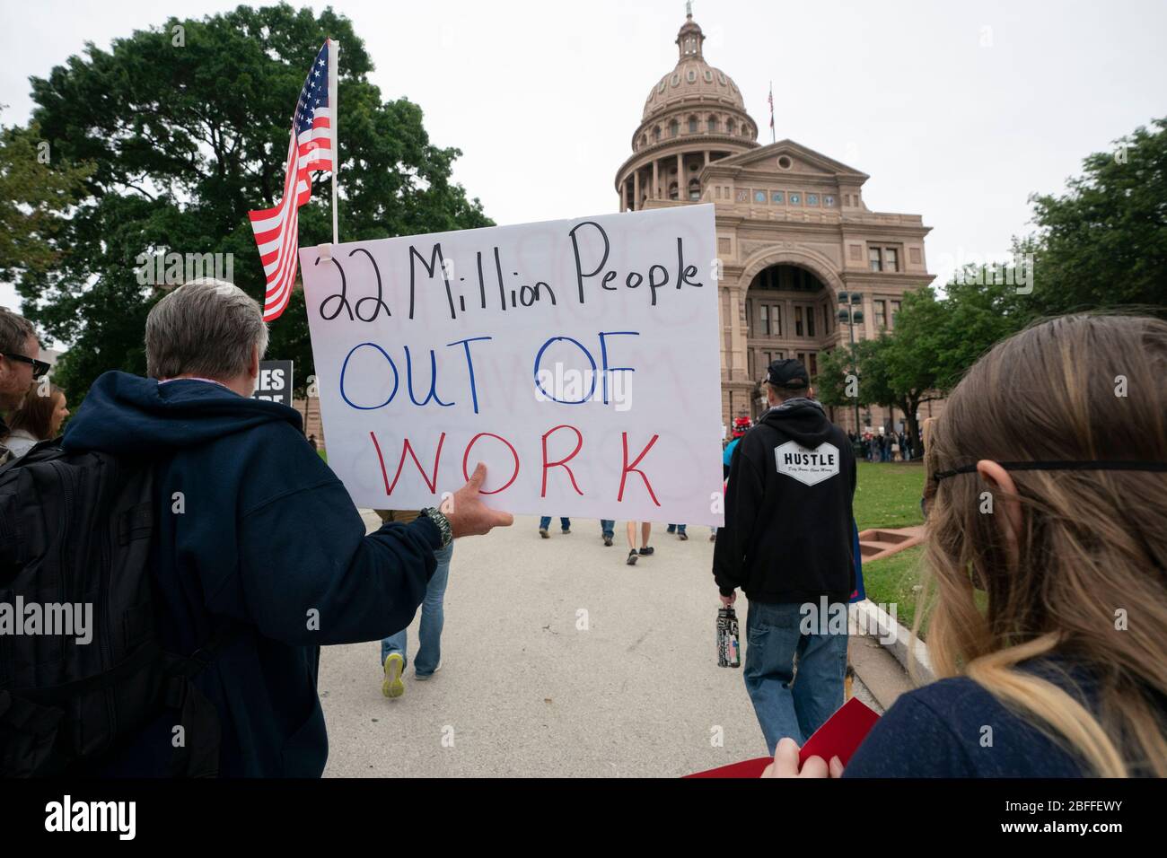 Einige hundert Texaner verachten die sozialen Distanzierungsrichtlinien im Texas Capitol während einer Rallye "You Can't Close America", die von der alt-Right-Website Infowars gefördert wird. Die Teilnehmer protestierten gegen die Regierungspolitik, die darauf abzielte, die Verbreitung des Coronavirus als übermäßig restriktiv und als Verletzung der verfassungsmäßigen Rechte der Amerikaner zu verlangsamen. Stockfoto