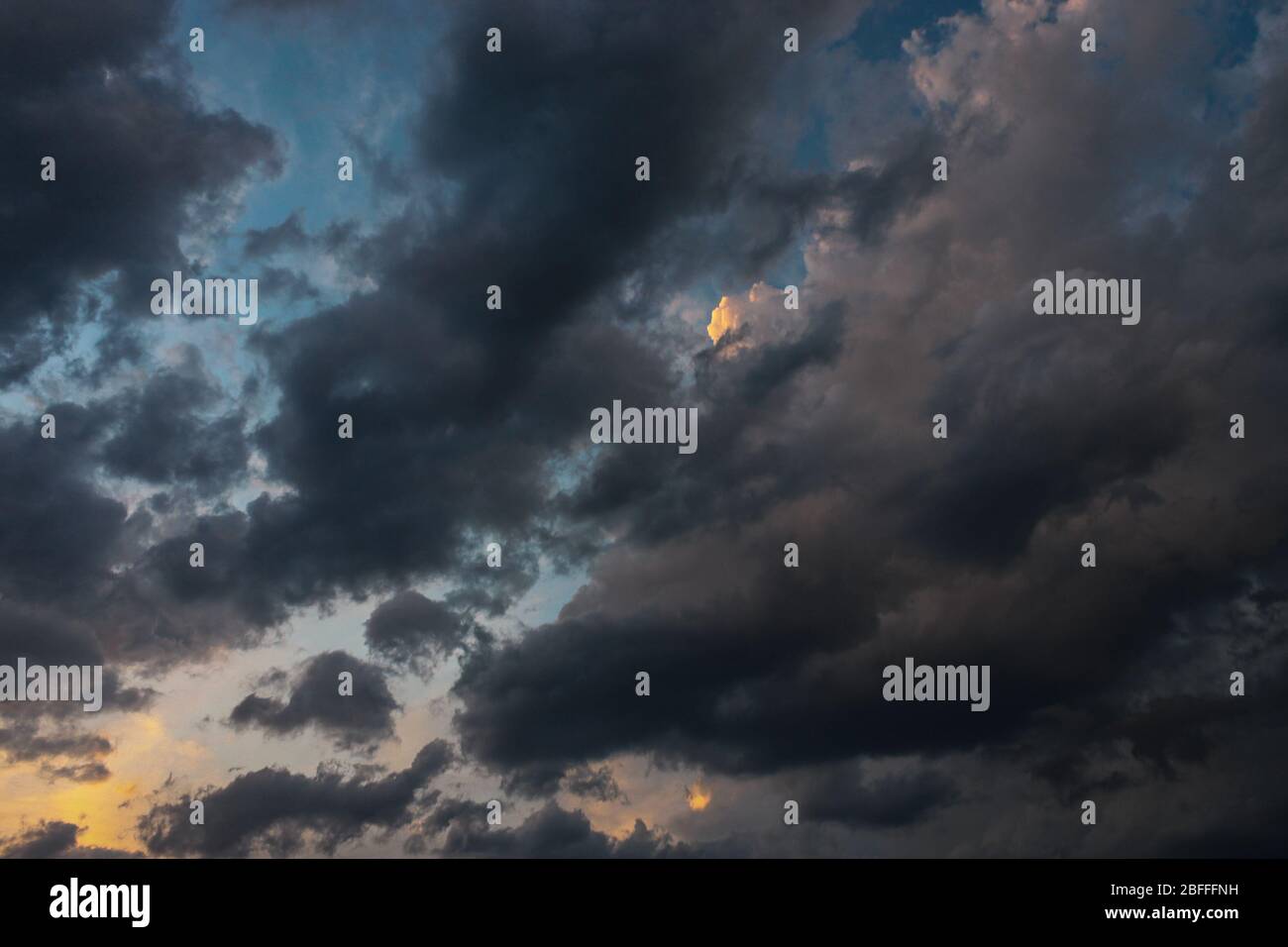 Dunkle Gewitterwolken sammeln sich vor Gewitter Stockfoto