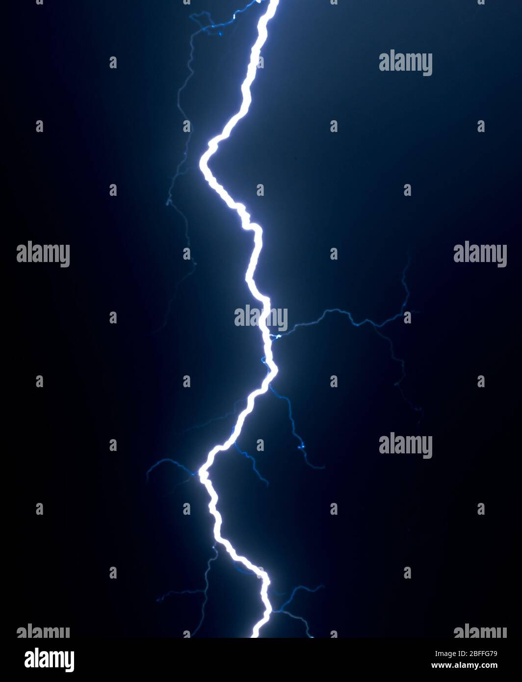 Blauer Blitz Bolt im Nachthimmel Stockfoto