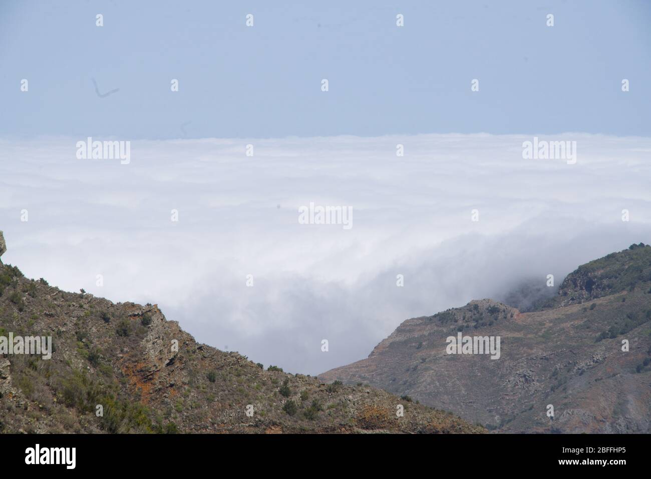 Blick durch einen Berg auf die Wolkenlandschaft Stockfoto