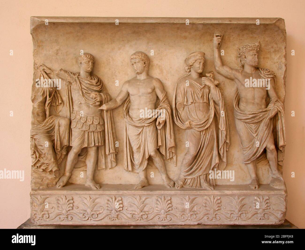 Monumentaler Altar. 42-43 N. CHR. Kaiserliche Familie, Julio-Claudian. August, Livia, Germanicus, Drusus von Elder. Sitzend, Antonina. Ravenna. Italien Stockfoto