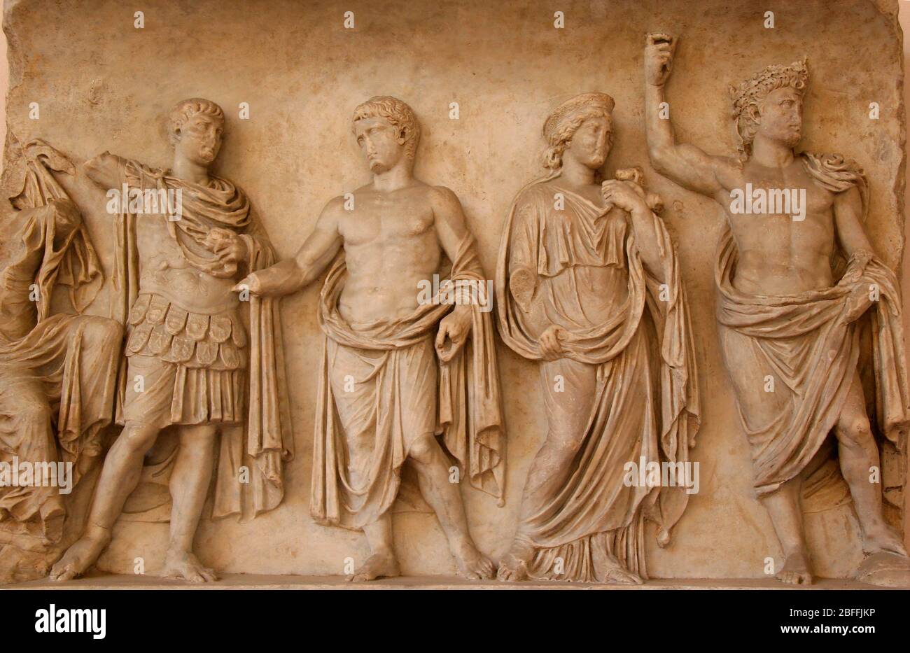 Monumentaler Altar. 42-43 N. CHR. Kaiserliche Familie, Julio-Claudian. August, Livia, Germanicus, Drusus von Elder. Sitzend, Antonina. Ravenna. Italien Stockfoto