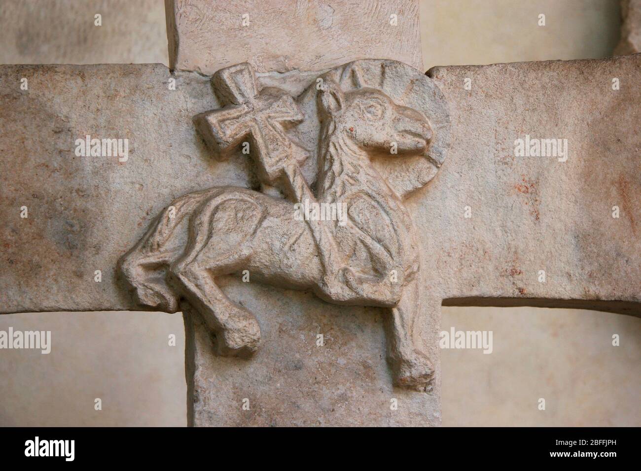 Relief von 'Agnus Dei'. Lamm Gottes. Mittelalterliche Darstellung. Nationalmuseum von Ravenna. Italien. Stockfoto