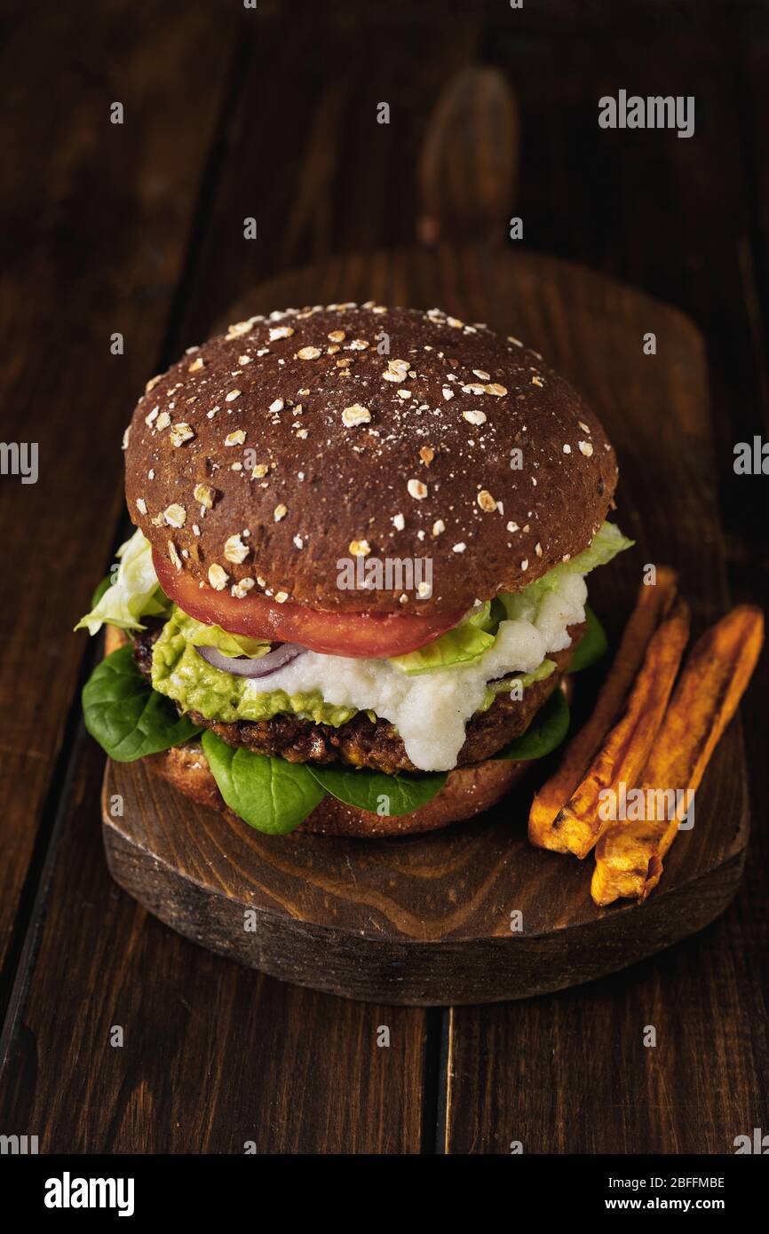 Köstlicher veganer Burger von oben Stockfoto