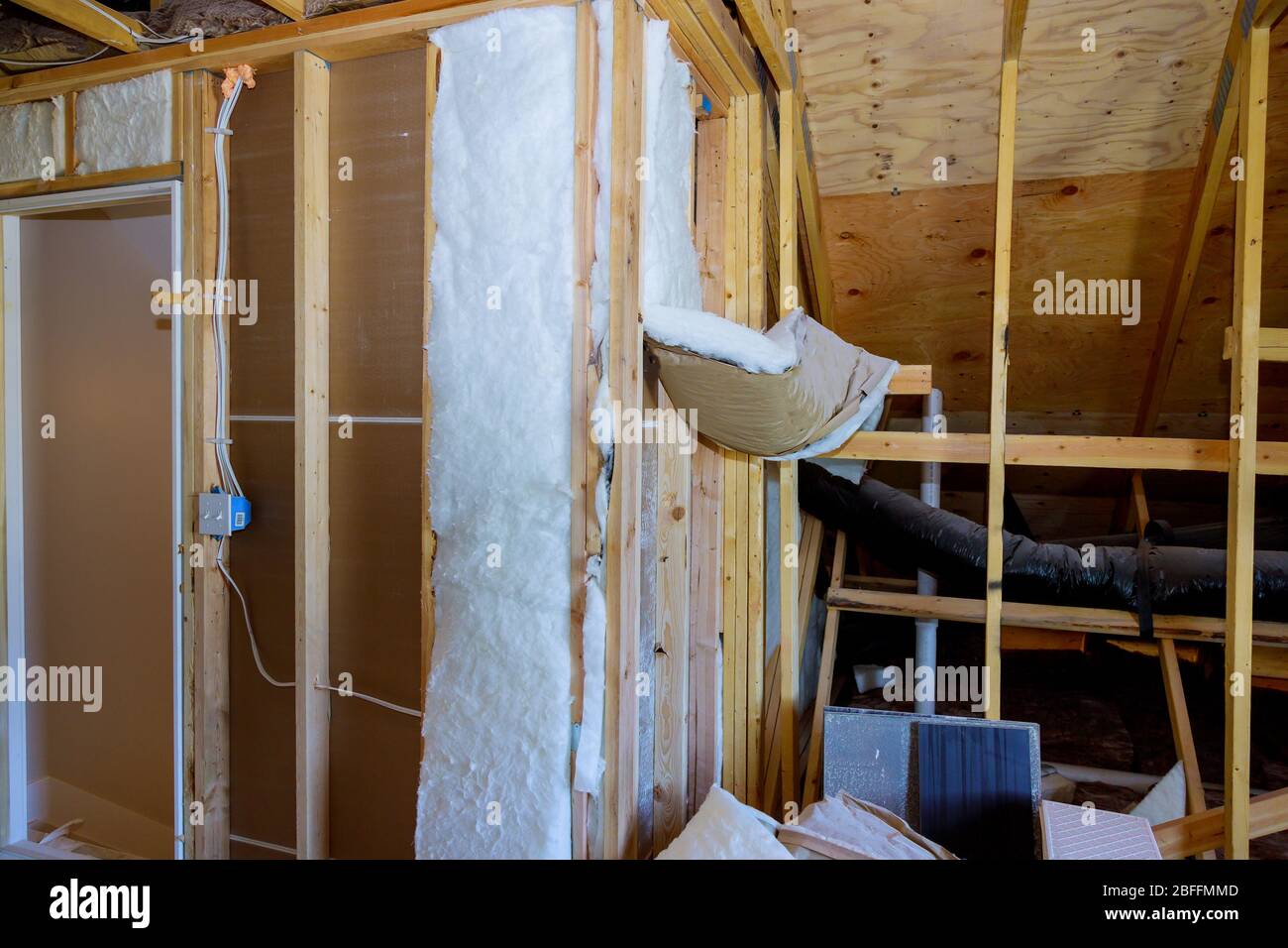 Holzbalken mit isoliert das Dachgeschoss mit Mineralwolle und Leitung Heizung Stockfoto