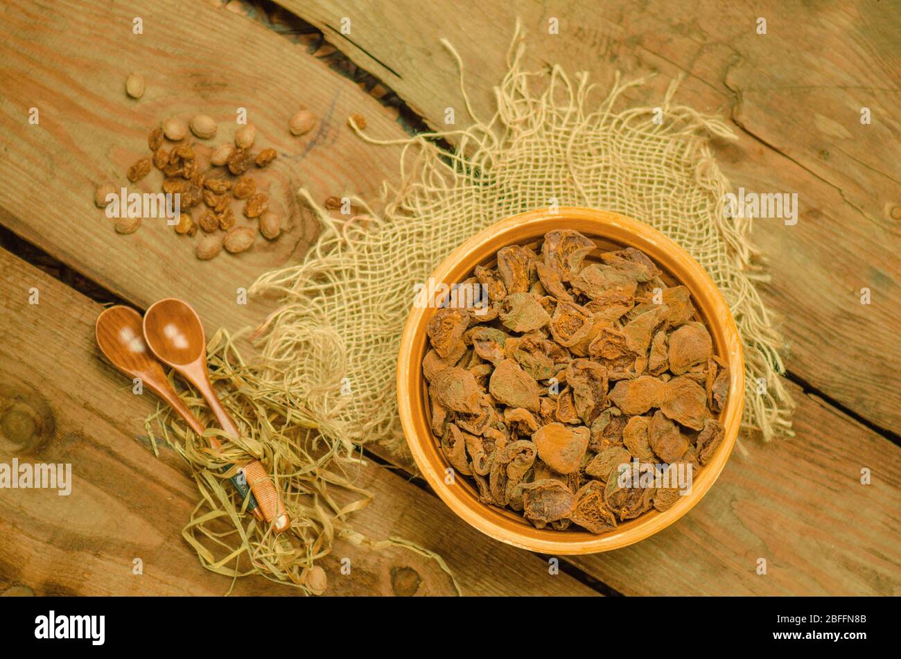 Getrocknete Aprikosen in Schüssel. Köstliche getrocknete Aprikosen. Schüssel mit getrockneten Aprikosen. Getrocknete Aprikosen auf Holzhintergrund. Stockfoto