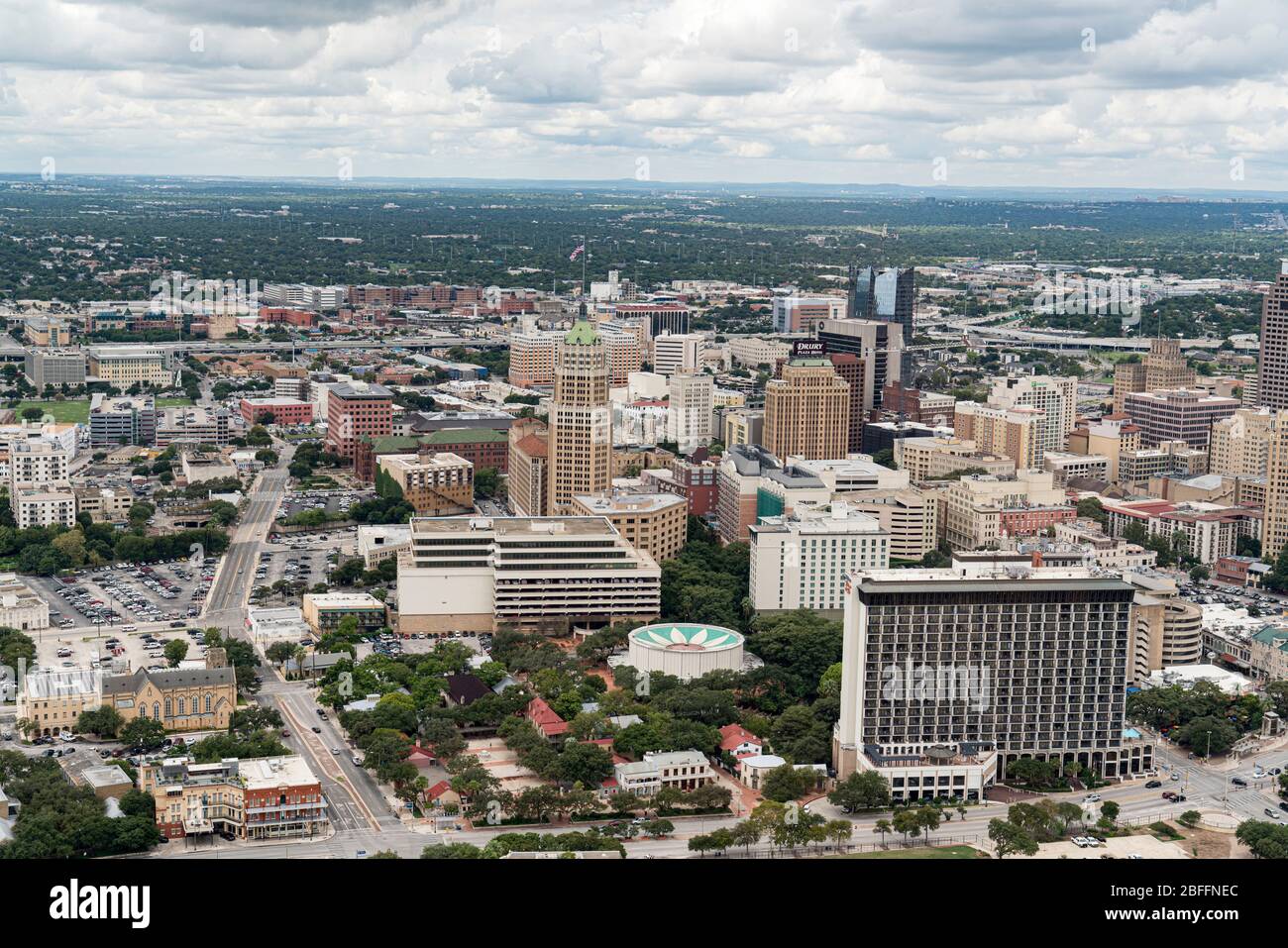 Weitwinkelansicht der Innenstadt von San Antonio, Texas, von der Spitze des Turms der Amerikas gesehen Stockfoto