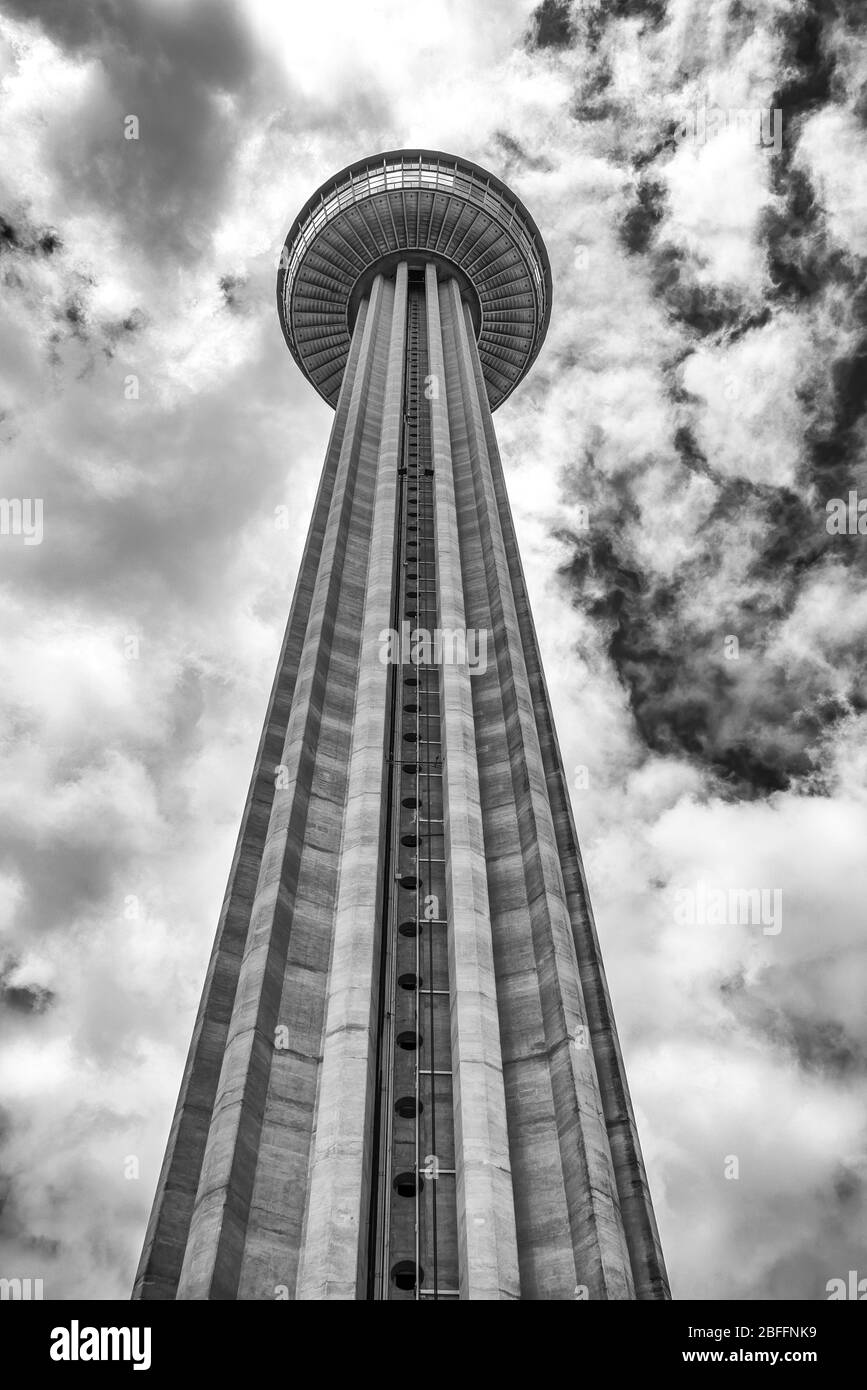 Schwarz-Weiß-Bild des Turms der Amerikas, vom Boden zum Turm schauend Stockfoto