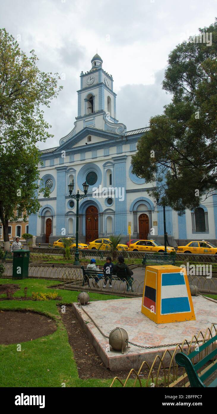 Cayambe, Pichincha / Ecuador - Februar 24 2020: Menschen, die vor der Cayambe Matriz Kirche, vor dem Central Park. Es war BU Stockfoto