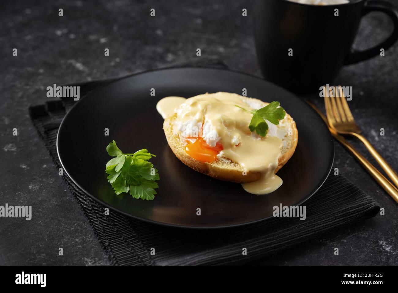 Schließen eines schwarzen Tellers mit pochiertem Ei auf dunkel Hintergrund Stockfoto