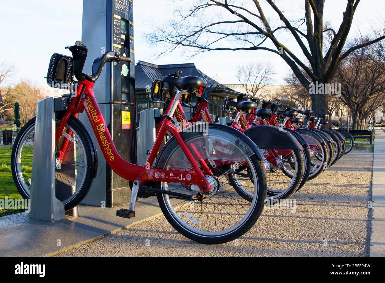 Capital Bikeshare Bikes werden am Lincoln Memorial in Washington, DC angedockt. An einem kalten Wintermorgen. Stockfoto