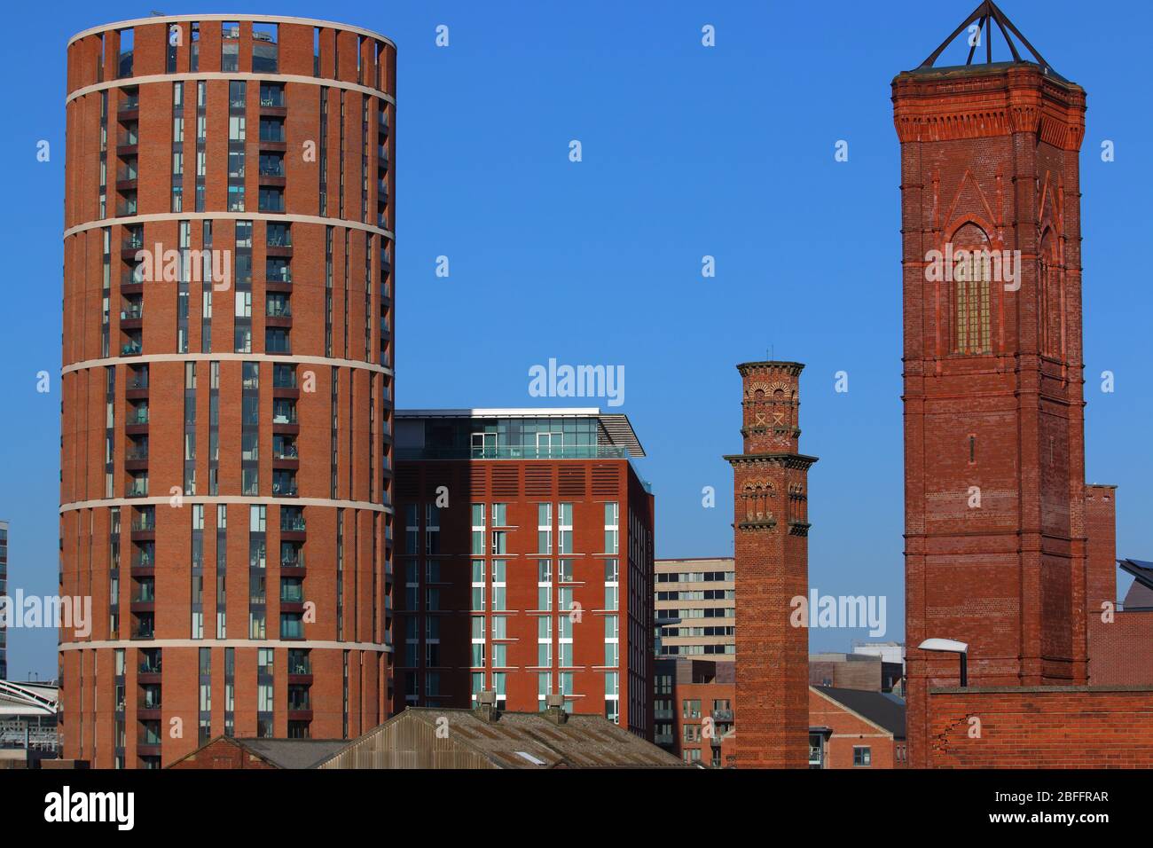Candle House Apartments in Leeds mit denkmalgeschützten Strukturen der Tower Works in Holbeck Urban Village Stockfoto