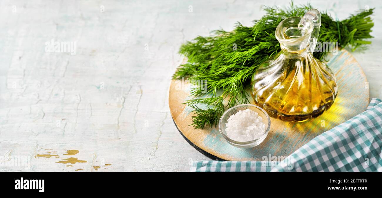 Olivenöl Flasche, Kräuter, Salz auf vintage hellblauen Hintergrund Stockfoto