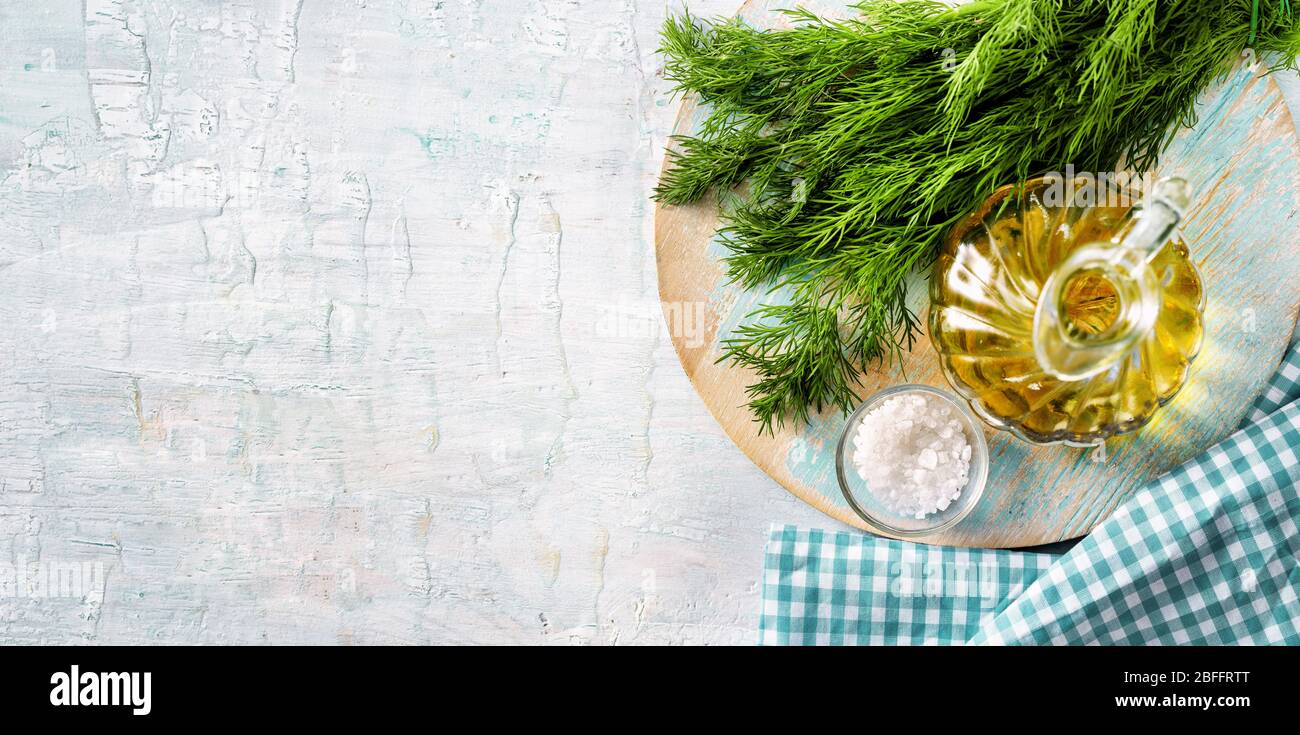 Draufsicht auf Kräuter, Olivenöl und Salz auf hellblauem Hintergrund Stockfoto