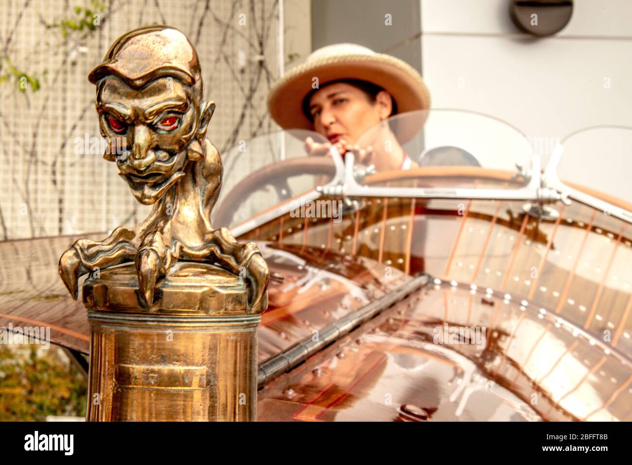 Das Adlergekrallte und satanische Haubenornament eines La Bestioni 'Rusty One' Autos aus dem Jahr 1917 heißt 'das Biest'. Das Fahrzeug war ursprünglich ein 1917 Feuerwehrauto, restauriert von Sammler Gary Wales. Es war in Costa Mesa, CA ausgestellt. Stockfoto